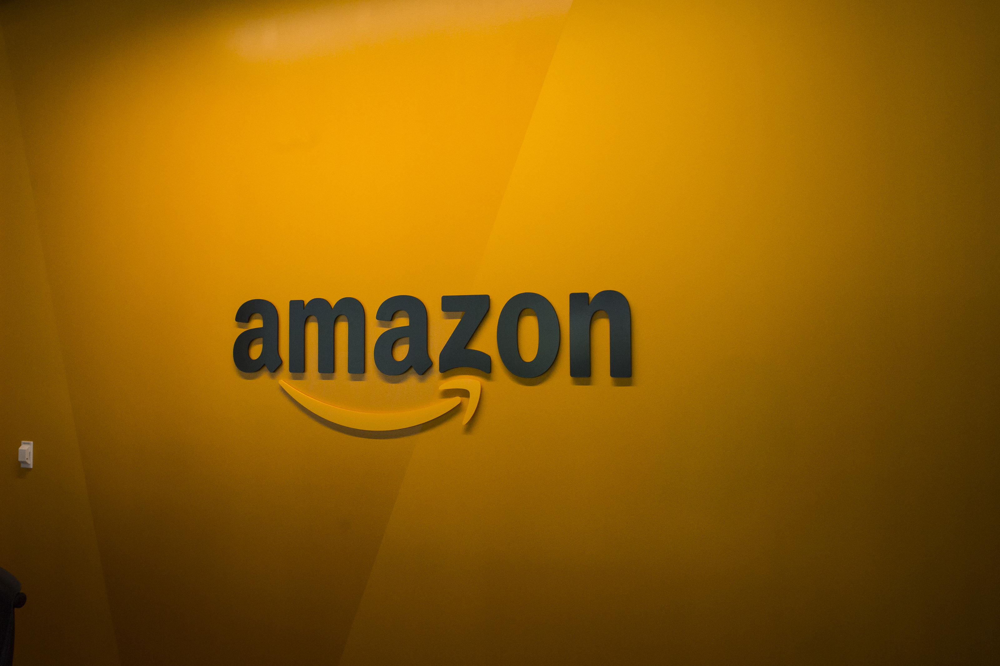 Amazon sắp soán ngôi Walmart trở thành nhà bán lẻ lớn nhất Mỹ.