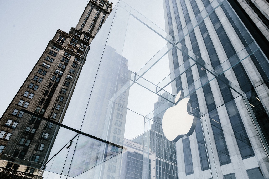 Apple đạt 2.000 tỷ USD theo cách lạ lùng marketingreview.vn