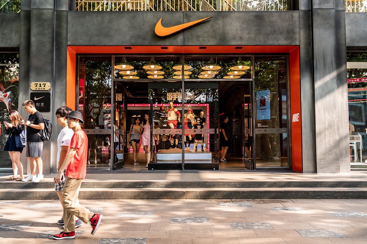 Nike hứng chịu làn sóng tẩy chay toàn cầu sau phát ngôn "xoa dịu" thị trường Trung Quốc?