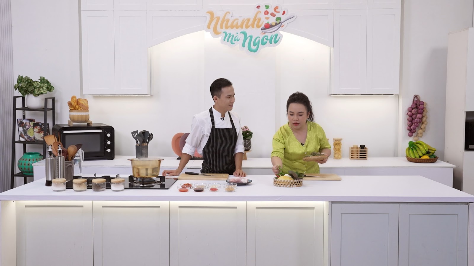 “Nhanh Mà Ngon” đã quay trở lại với mọi người rồi đây. Đúng như tên gọi, chương trình luôn mang đến những công thức nấu ăn không những “nhanh” mà còn “ngon” và đặc biệt luôn đầy tính sáng tạo. 